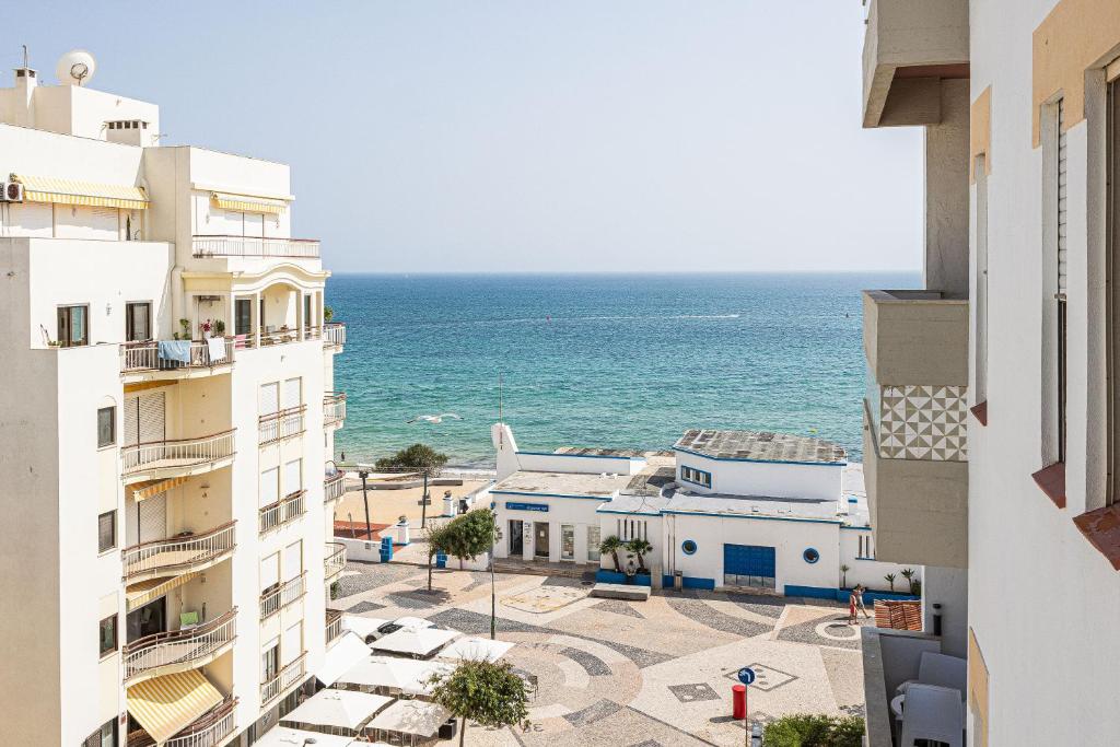 een uitzicht op de oceaan vanuit een gebouw bij Vieira Casino in Armação de Pêra