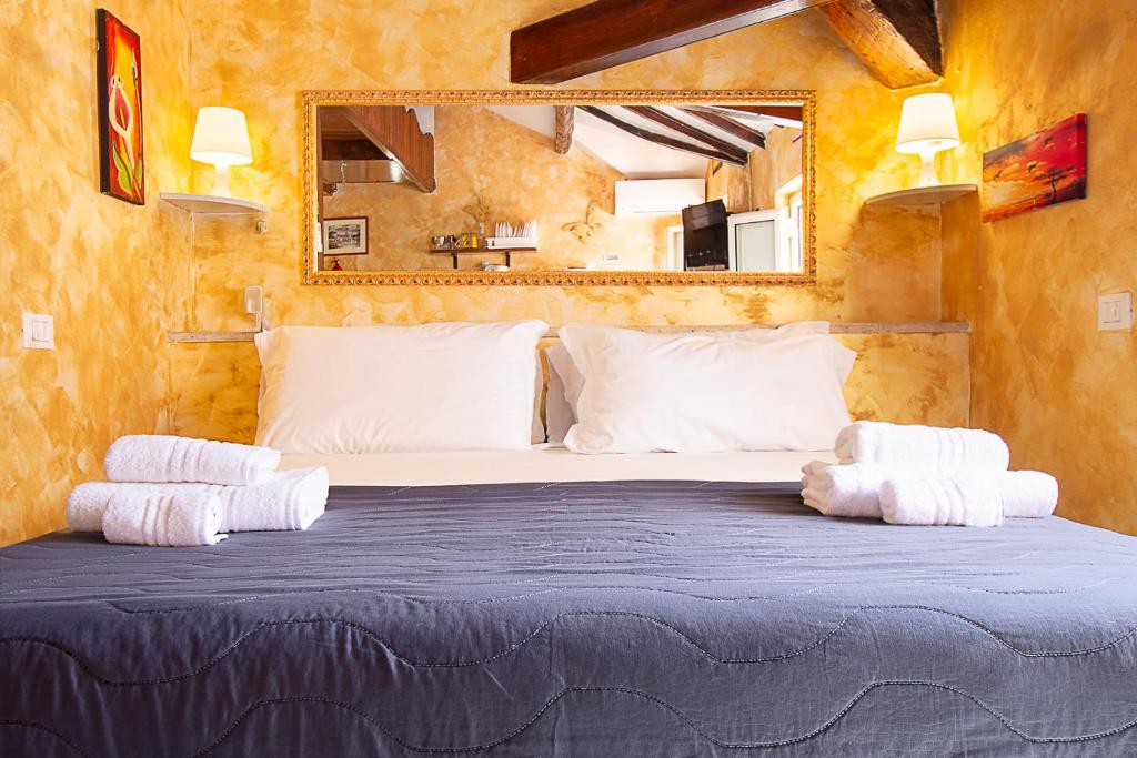 ROMA VATICAN HOUSE GOLD LOFT - Hizvo