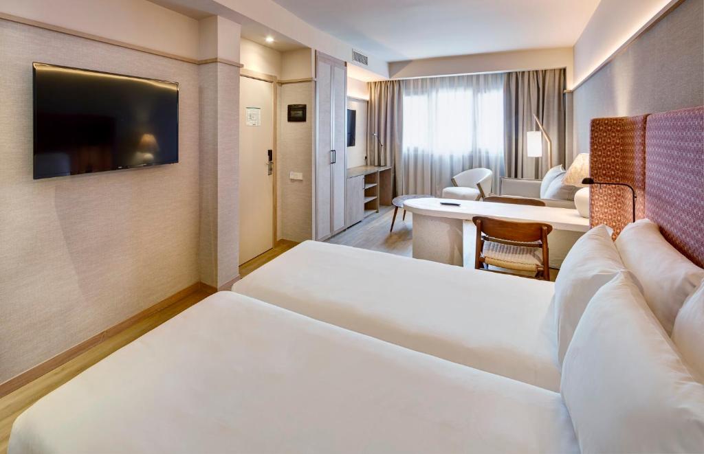 Postel nebo postele na pokoji v ubytování Sercotel Pozuelo