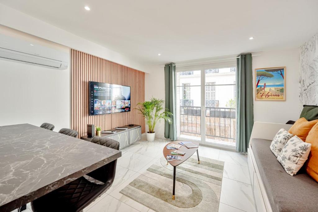 TV a/nebo společenská místnost v ubytování Ô Repos des artistes - Balcon & Spa