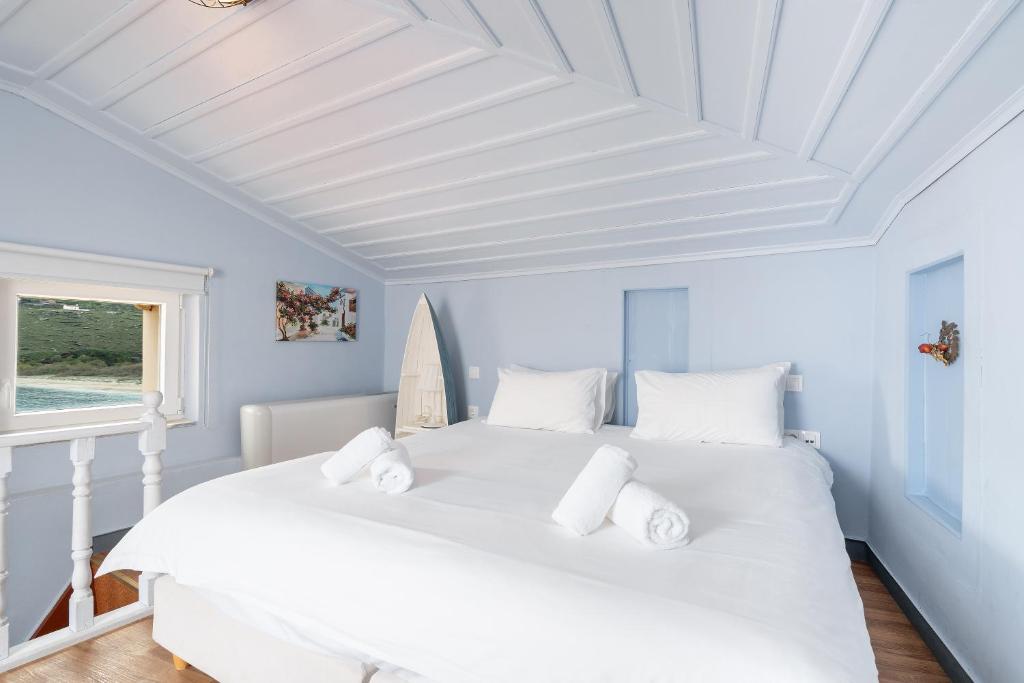 Łóżko lub łóżka w pokoju w obiekcie Castel Abaso Boutique Apartments by Explore Andros