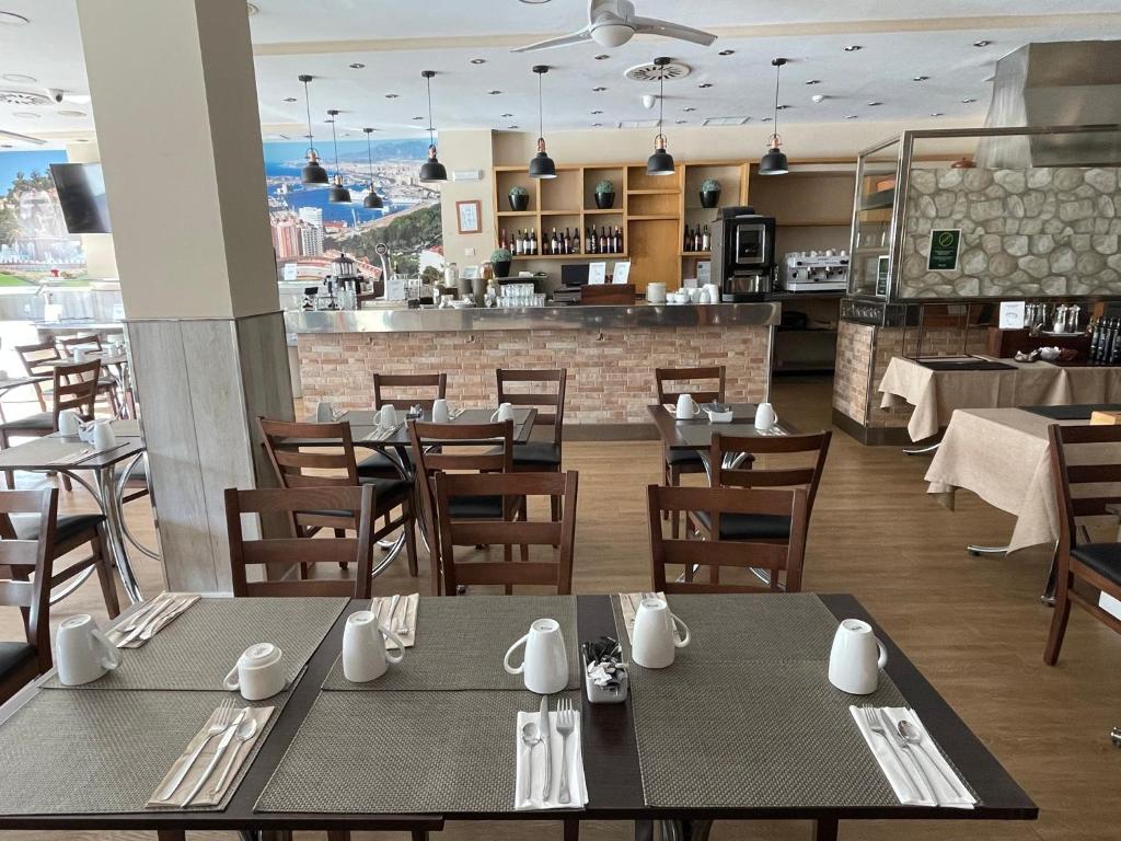 Un restaurante o sitio para comer en Sercotel Tribuna Málaga