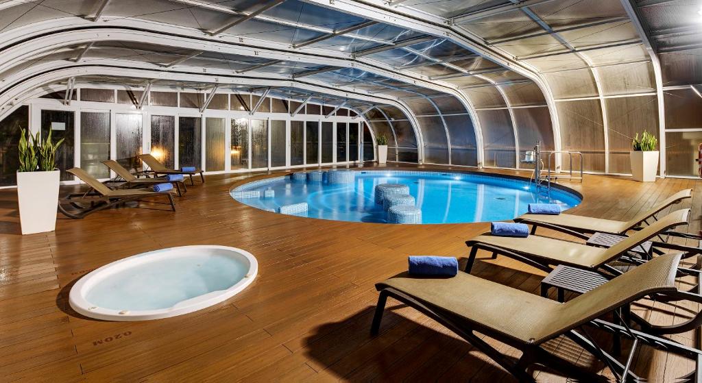 Bazén v ubytování Sercotel Sorolla Palace nebo v jeho okolí