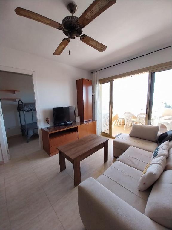 Televízia a/alebo spoločenská miestnosť v ubytovaní Cambrils Vista Mar