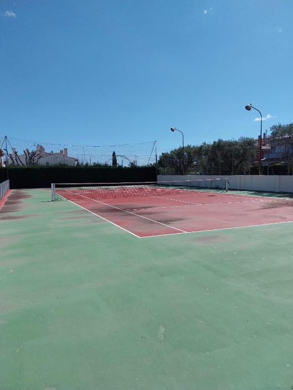 Tenis alebo squash v ubytovaní Cambrils Vista Mar alebo jeho okolí