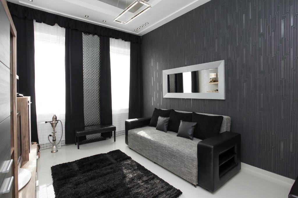 Una sala de estar con un sofá y un televisor. en Silver Apartment, en Budapest