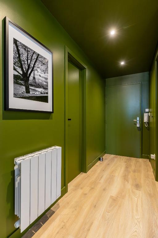 Cette chambre vide est dotée de murs verts et de parquet. dans l'établissement Huiliers Cosy spot - Metz hyper centre, à Metz