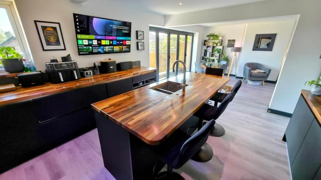 Stylish, Modern Cardiff Home, Perfect for Groups and Families