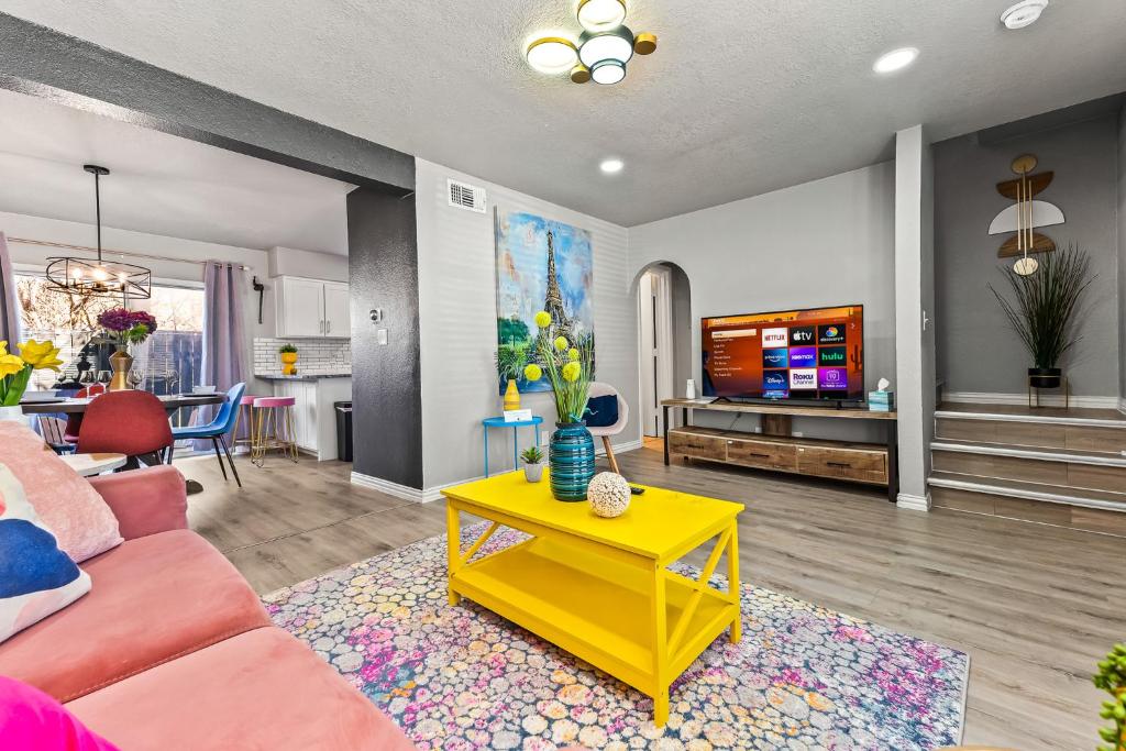 TV a/nebo společenská místnost v ubytování Luxe 2-Bedroom Retreat Workspace Netflix