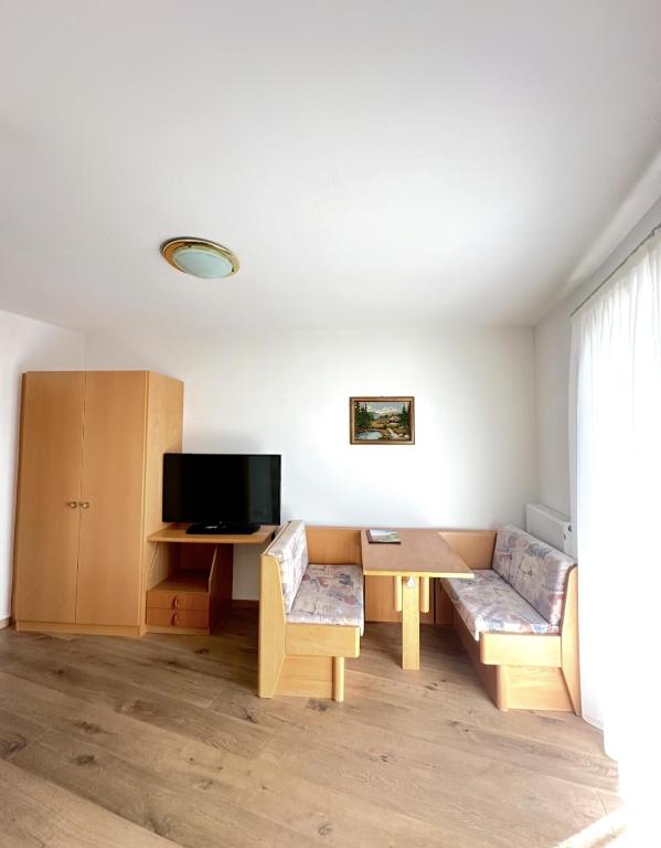 TV a/nebo společenská místnost v ubytování Garni Hotel Dorothea