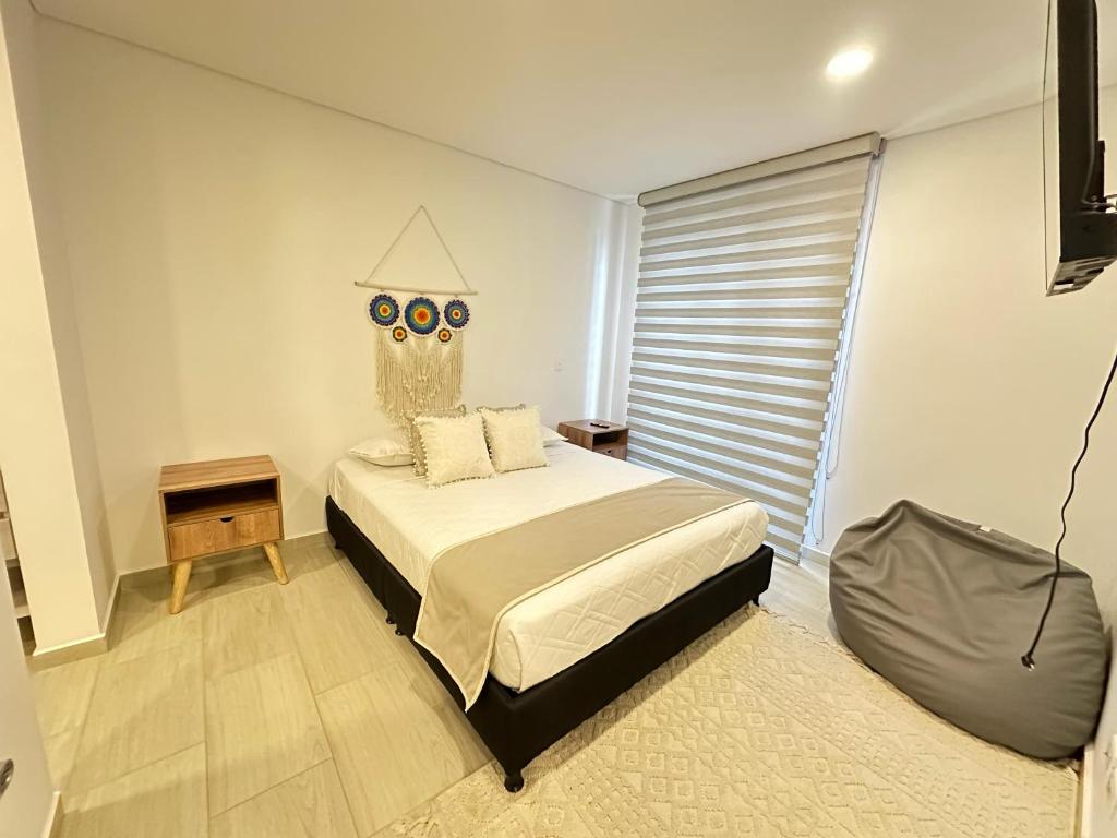un dormitorio con una cama en una habitación en Amara201-Hermoso Apartamento comodo y amplio en Laureles, en Armenia