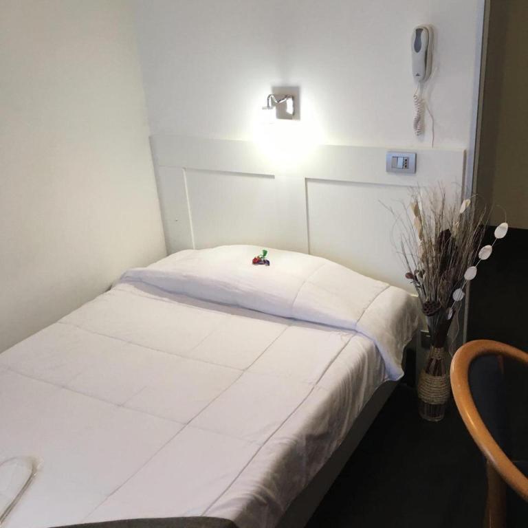 LH Hotel Excel Roma Montemario房間的床