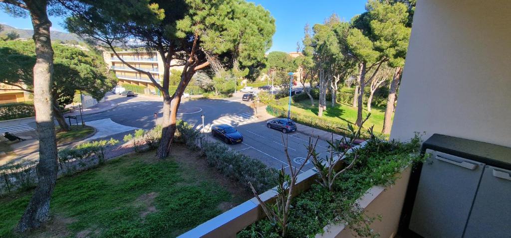 - un balcon offrant une vue sur la rue dans l'établissement Charmant 28m proche de la mers, à Bormes-les-Mimosas