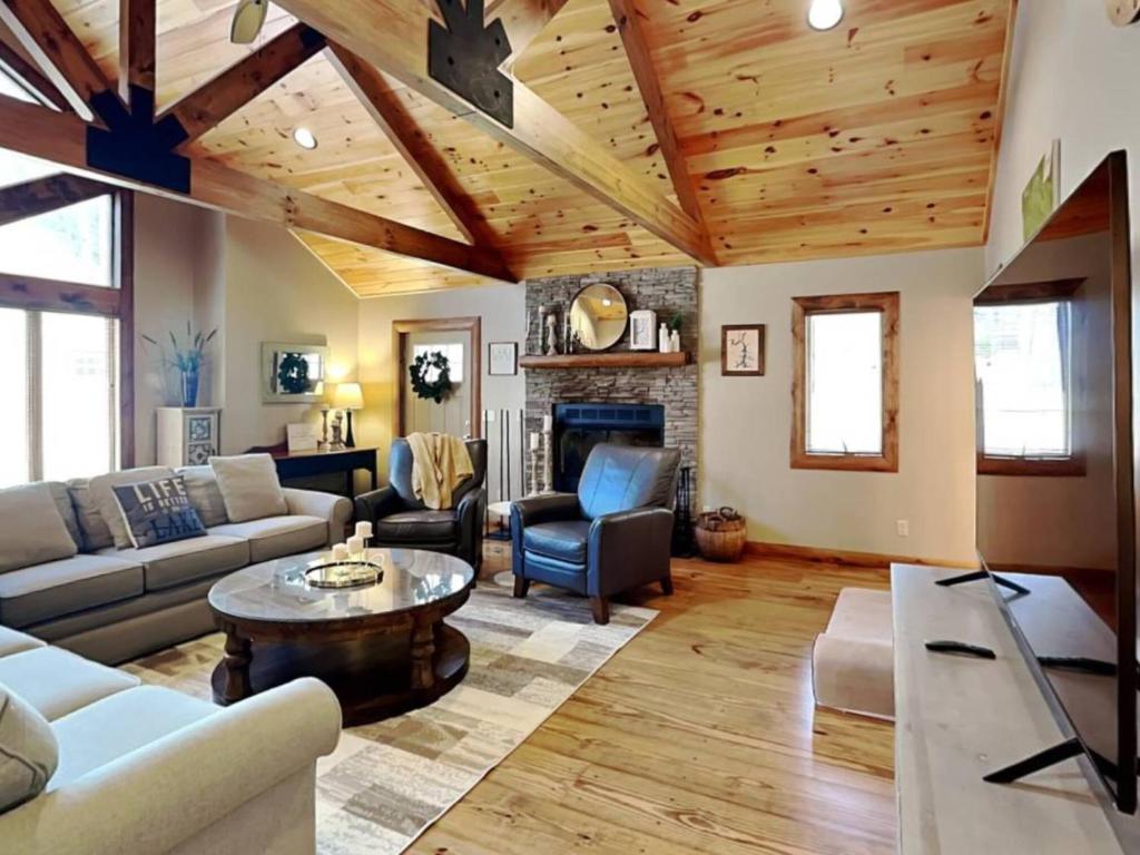 un salon avec un canapé et une table dans l'établissement Cozy Villa Berev, à Saint-Tropez