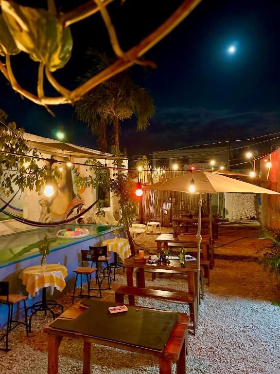 Restaurace v ubytování Guacamayas Hostel and Social Laundry