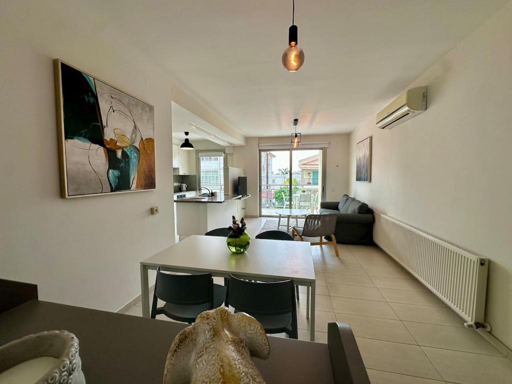 Central Luxurious 2 bedroom flat