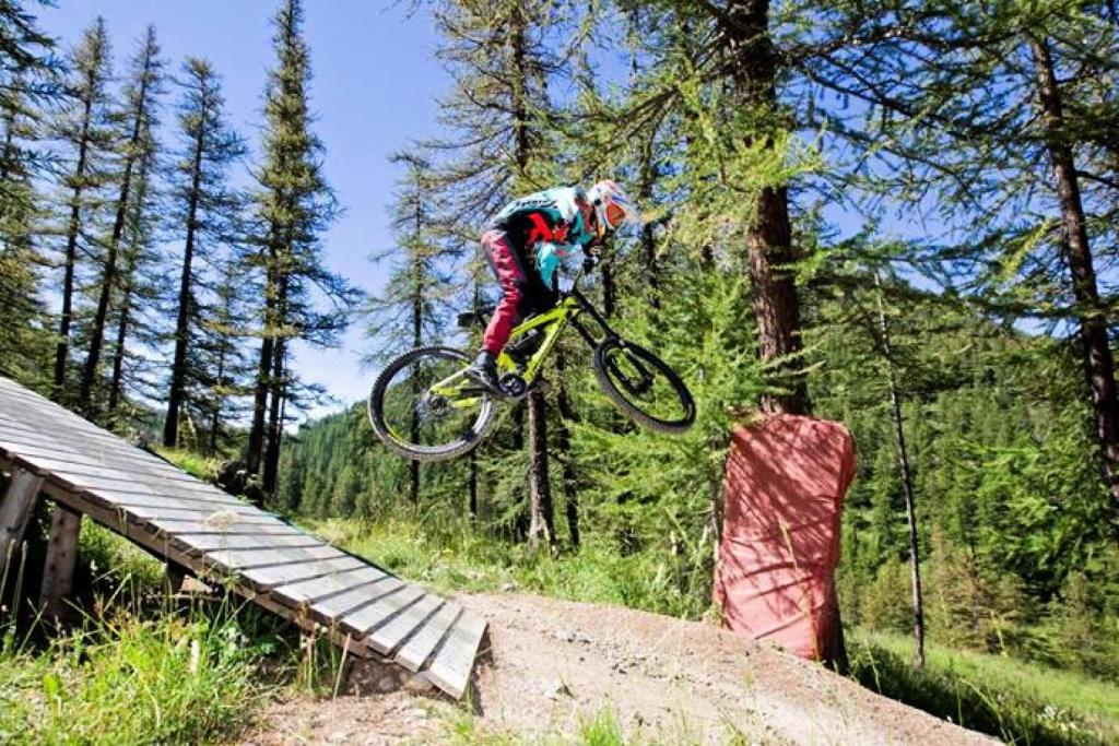 Osoba wykonująca sztuczkę na rowerze przez rampę w obiekcie Résidence Ferme D'augustin - Batiment C - Grand duplex pour 6 personnes - Skis aux pieds MAE-8904 w mieście Montgenèvre