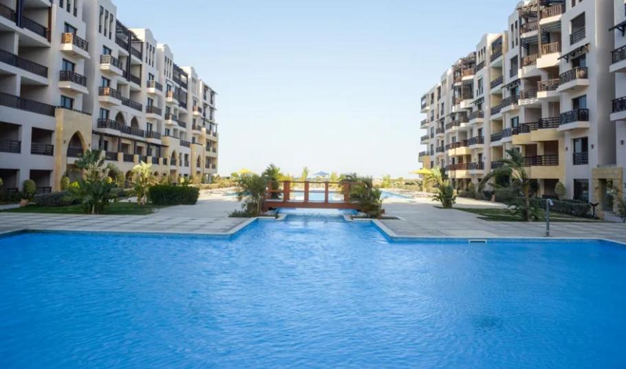 Bazén v ubytování Sea view studio with private beach in Gravity Hotel Hurghada nebo v jeho okolí