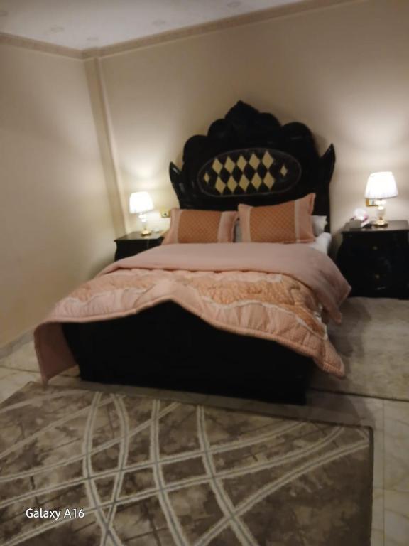 Una cama o camas en una habitación de شقة مميزه فرش فندقى شارع الخطيب المساحه