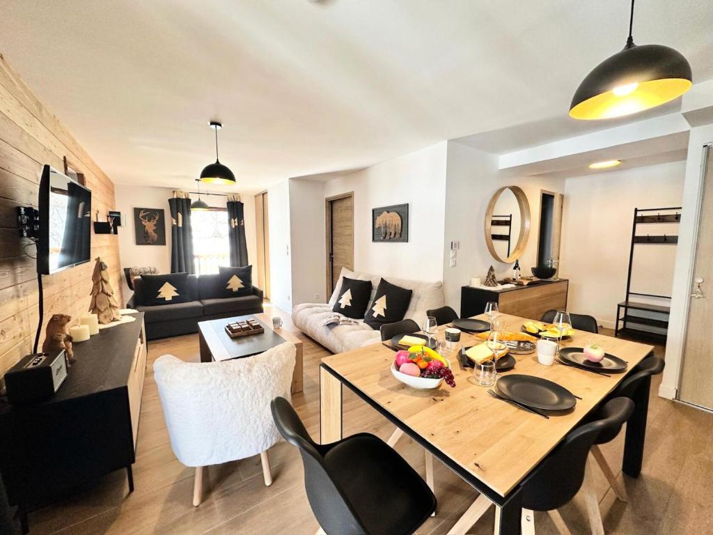 un salon avec une table et un canapé dans l'établissement Varsea Residence - RESIDENCE VARSEA- T4 tout inclus Classé 3 MAE-1031, à Vars