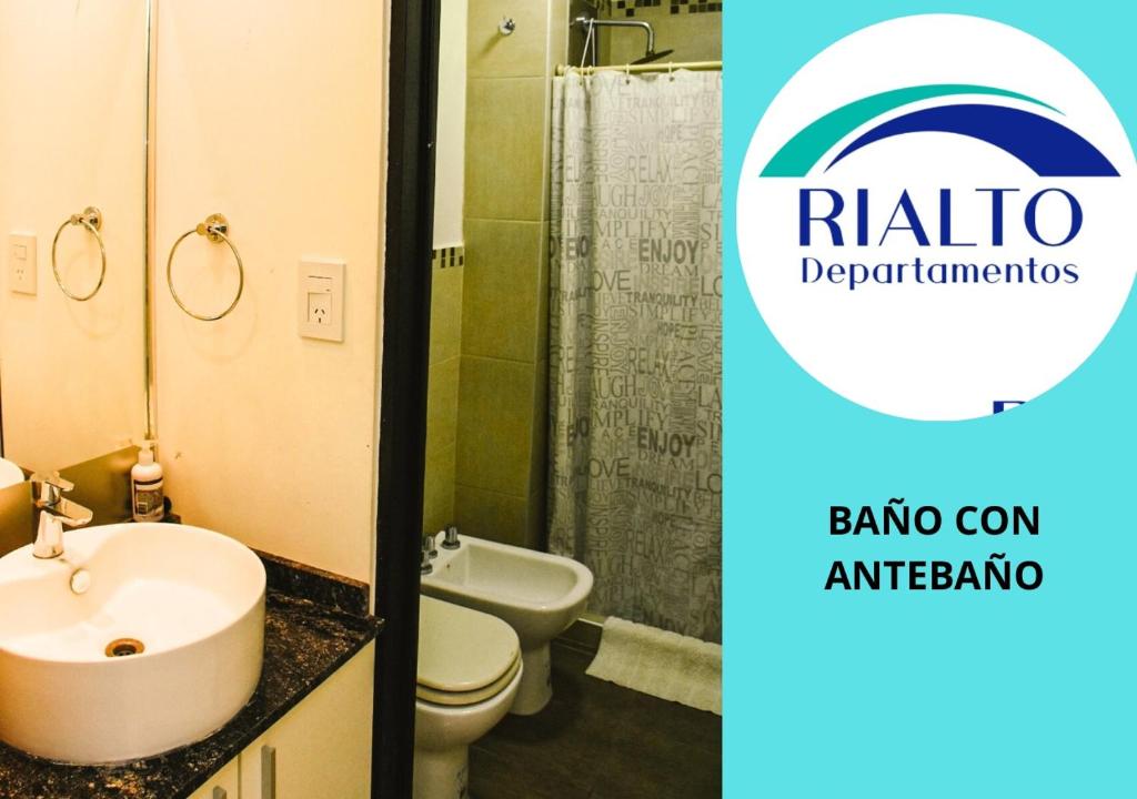un baño con lavabo y aseo y un cartel que dice departamentos de raalo en RIALTO dpto COCHERA Cubierta Asador individual, en Villa Mercedes