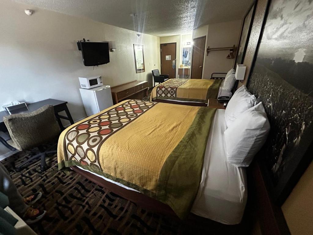 Postel nebo postele na pokoji v ubytování OYO West Point Inn