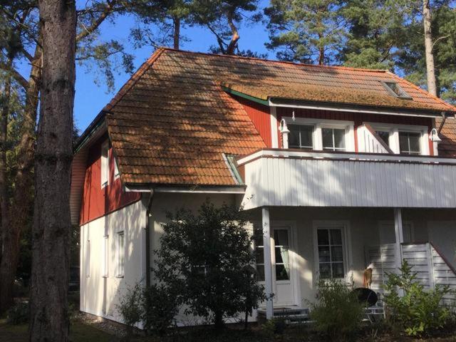 ヴィークにあるWaldsiedlungsweg 12の赤屋根の白赤家屋敷