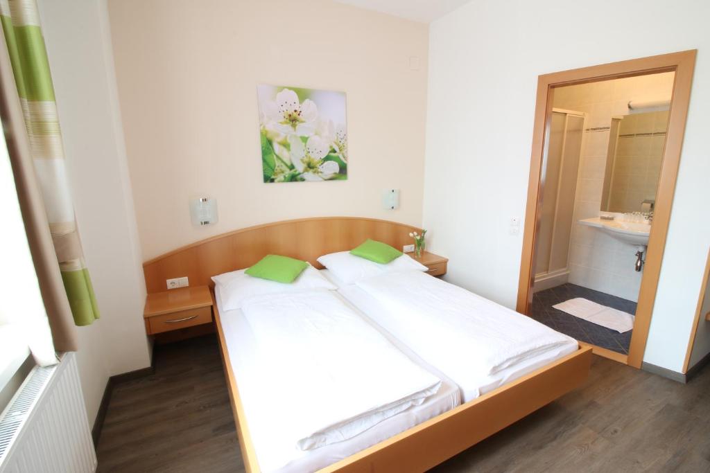 Postel nebo postele na pokoji v ubytování Pension Joseph Haydn