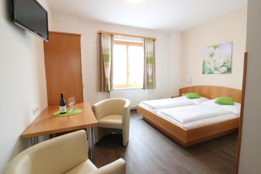 Postel nebo postele na pokoji v ubytování Pension Joseph Haydn