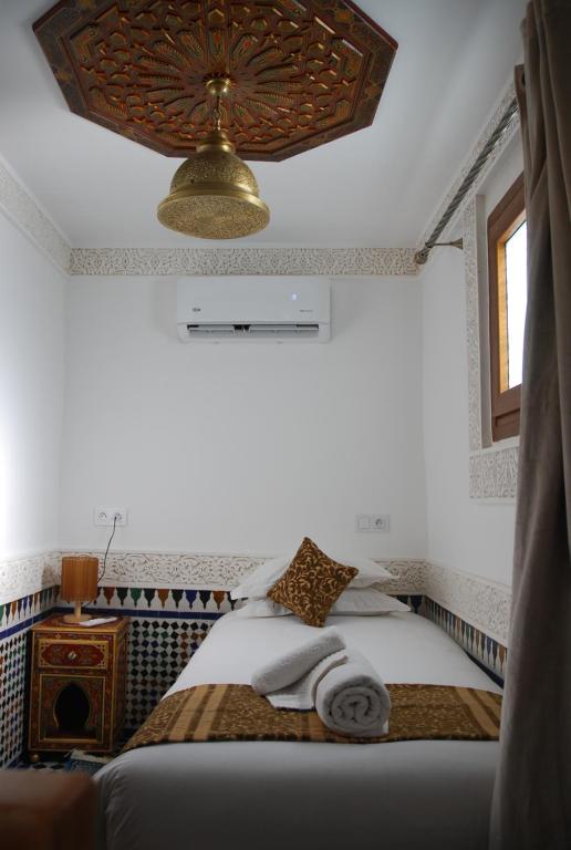 Postel nebo postele na pokoji v ubytování Dar D'or Fes