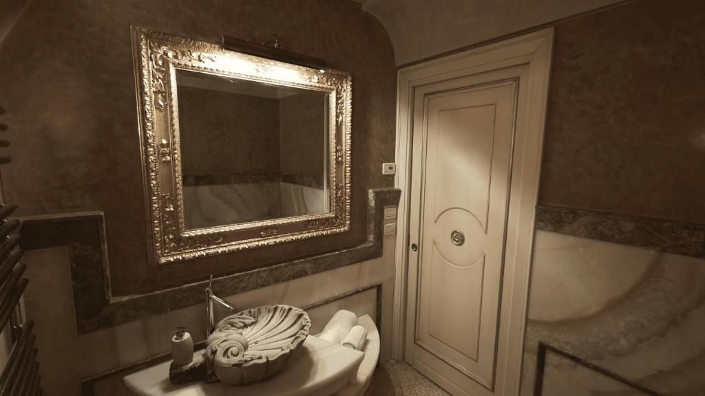 Kúpeľňa v ubytovaní Opera Luxury Apartment