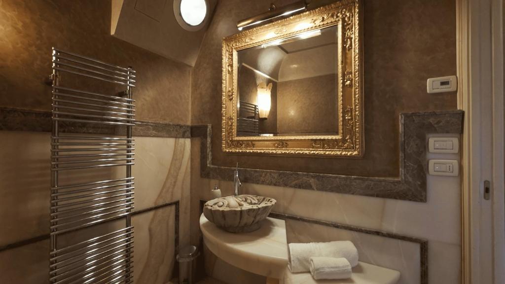 Kúpeľňa v ubytovaní Opera Luxury Apartment