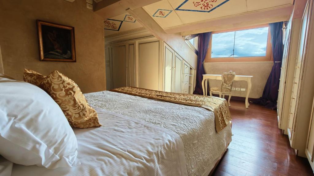 Posteľ alebo postele v izbe v ubytovaní Opera Luxury Apartment