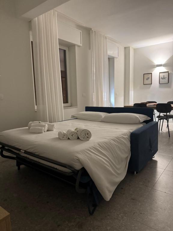 a large bed with towels on it in a room at La Ghiaia in Verona