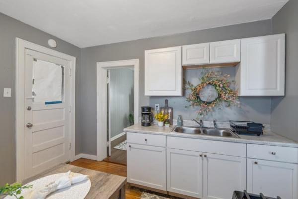 Kuchyň nebo kuchyňský kout v ubytování Modern 1BR Near Syracuse U, Zoo & Dome, Fast WiFi