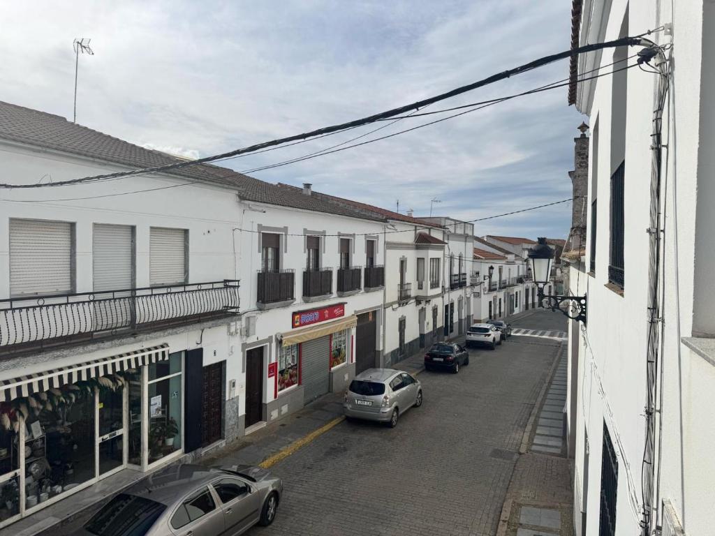 una strada cittadina con auto parcheggiate sulla strada di Lope de Vega a Fuente Obejuna