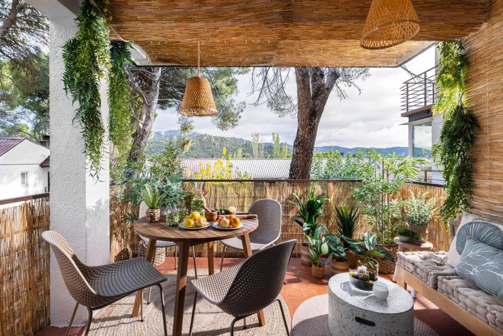 a patio with a table and chairs at Costa Madrid Apartment 2bed in San Martín de Valdeiglesias