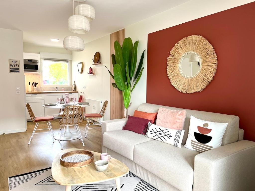 ein Wohnzimmer mit Sofa und Tisch in der Unterkunft F2 Ma Bohème classé 3 étoiles in Courcouronnes