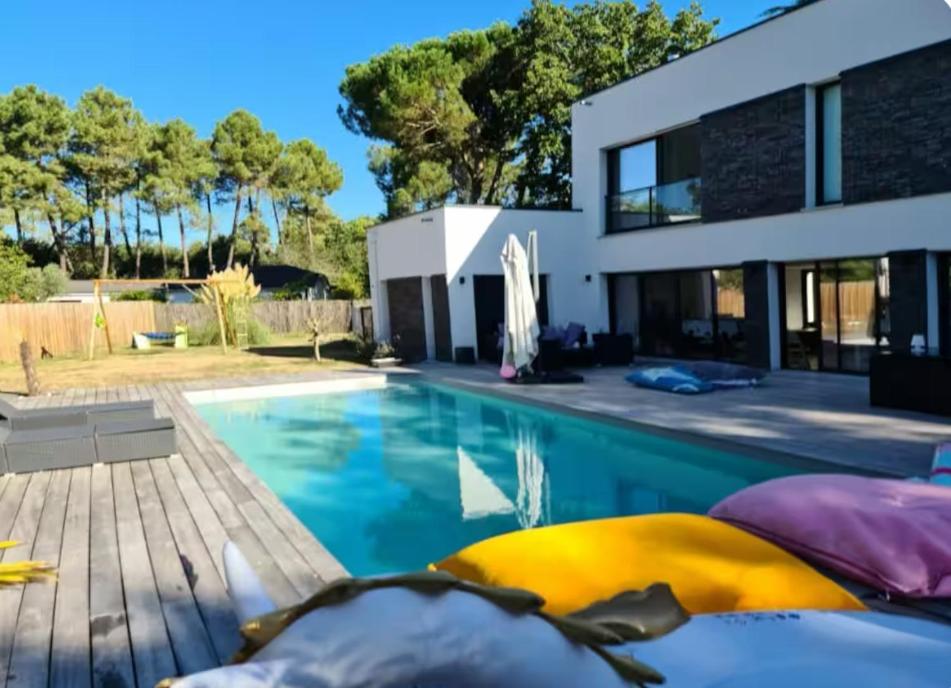 une maison avec une piscine devant une maison dans l'établissement Architect-designed house in Bordeaux, à Pessac
