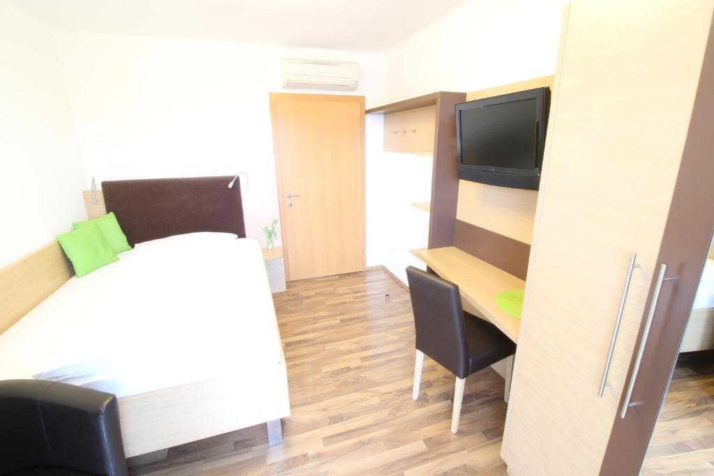 TV a/nebo společenská místnost v ubytování Pension Joseph Haydn
