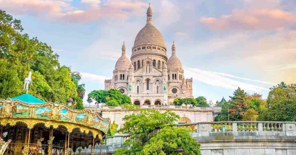 - une vue sur la cathédrale de Saint-Sauveur dans l'établissement Studio Confort à Montmartre, à Paris