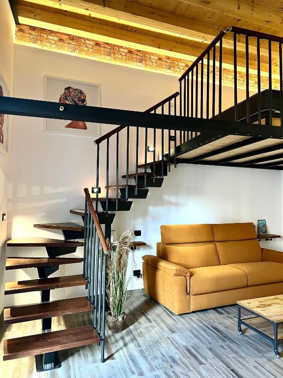 un soggiorno con un divano e una scala di Balarm54 a Palermo