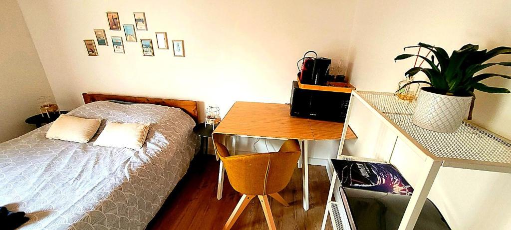 Ένα ή περισσότερα κρεβάτια σε δωμάτιο στο Chambre indépendante chez l'habitant à la campagne proche bordeaux et l'ange bleu