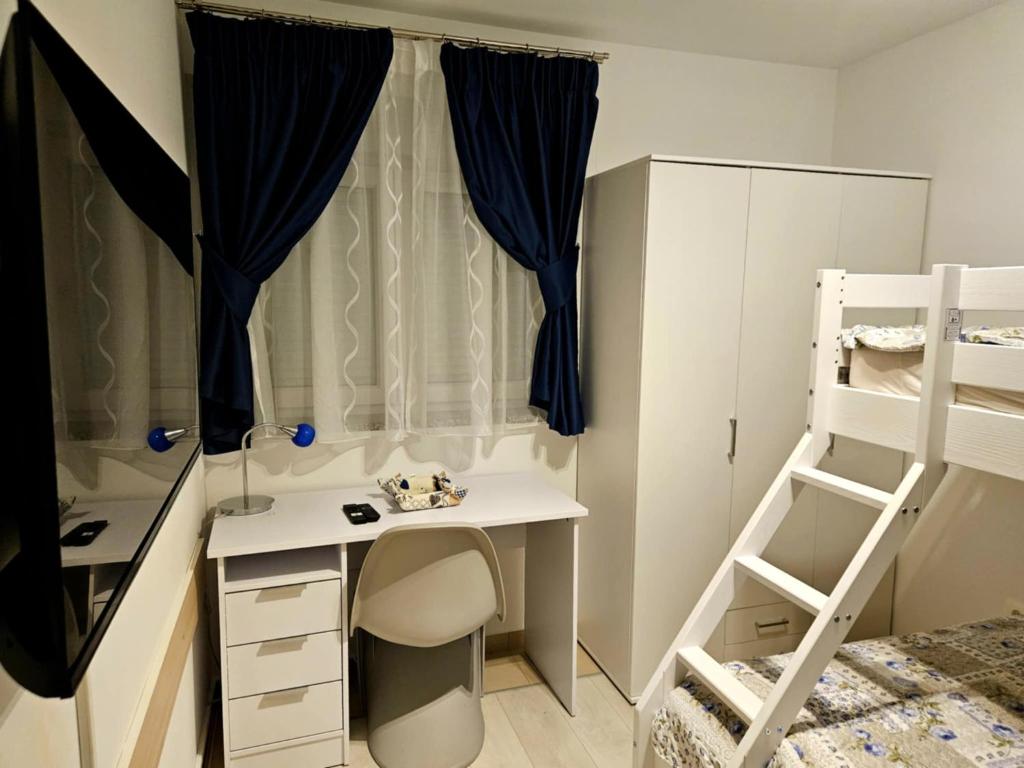 Ένα ή περισσότερα κρεβάτια σε δωμάτιο στο Domagoj - Luxury apartment with private parking, jacuzzi and seaview