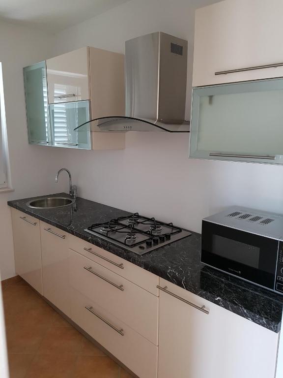 Kuchyňa alebo kuchynka v ubytovaní Apartments Villa Maslinica