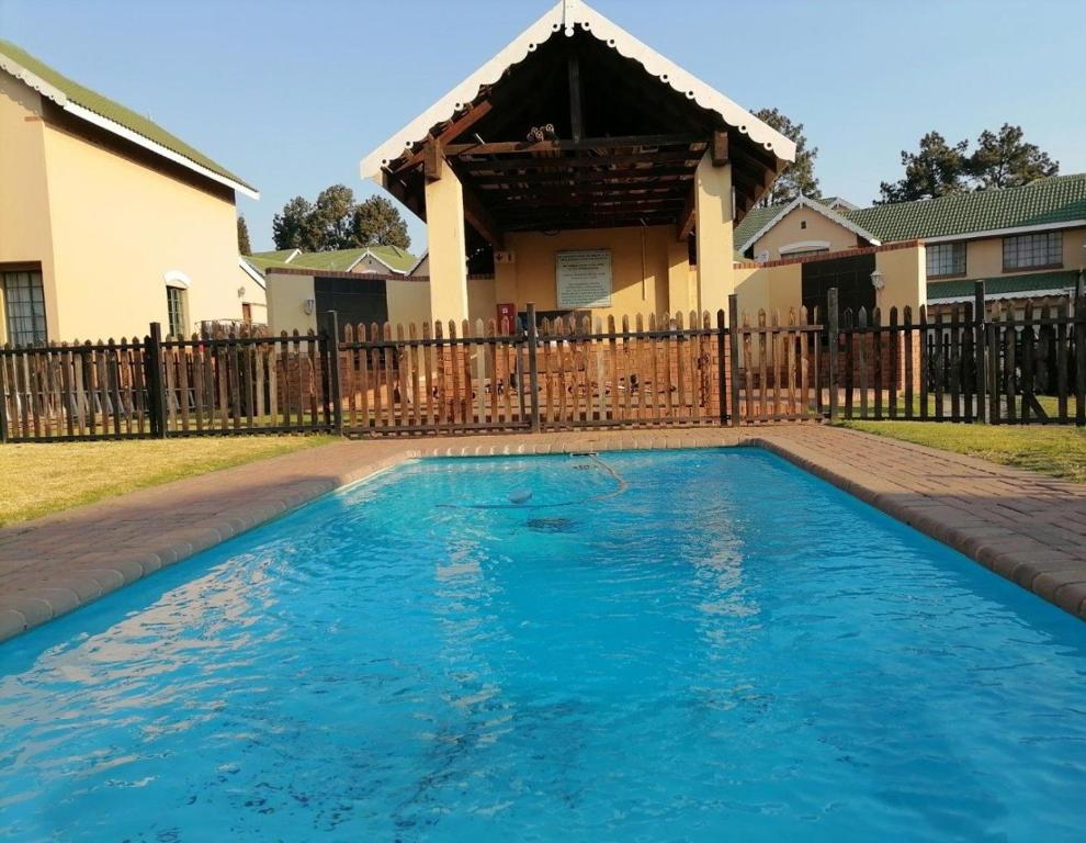 Πισίνα στο ή κοντά στο Self Catering luxury Apartment in Witbank