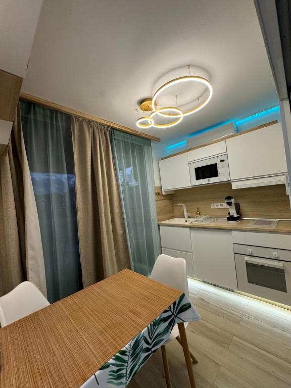 Kuchyňa alebo kuchynka v ubytovaní KOKA GOLD Samboors SUITE