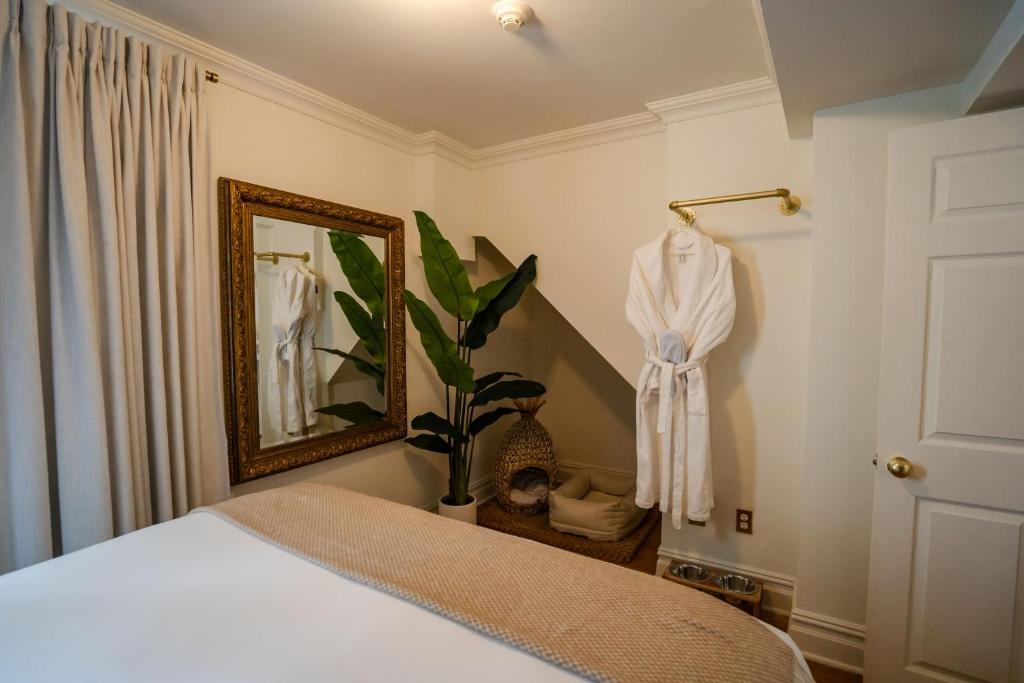 Postel nebo postele na pokoji v ubytování Coastal Chateau