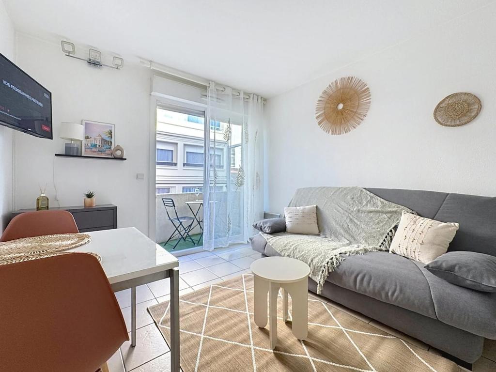 un salon avec un canapé et une table dans l'établissement Studio calme avec balcon proche du port de Nice, à Nice