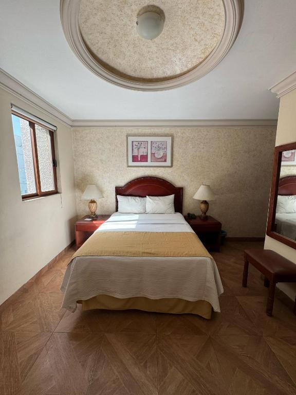 托雷翁Hotel Plaza Express的一间卧室设有一张大床和大型天花板